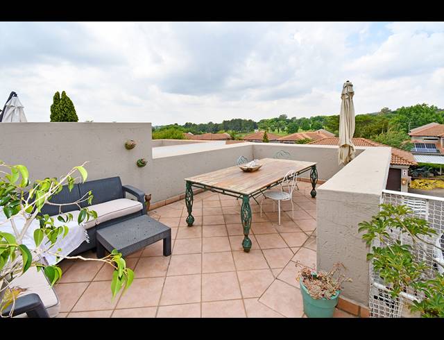 2 BEDROOM SECTIONAL TITLE FOR SALE IN SANDRINGHAM